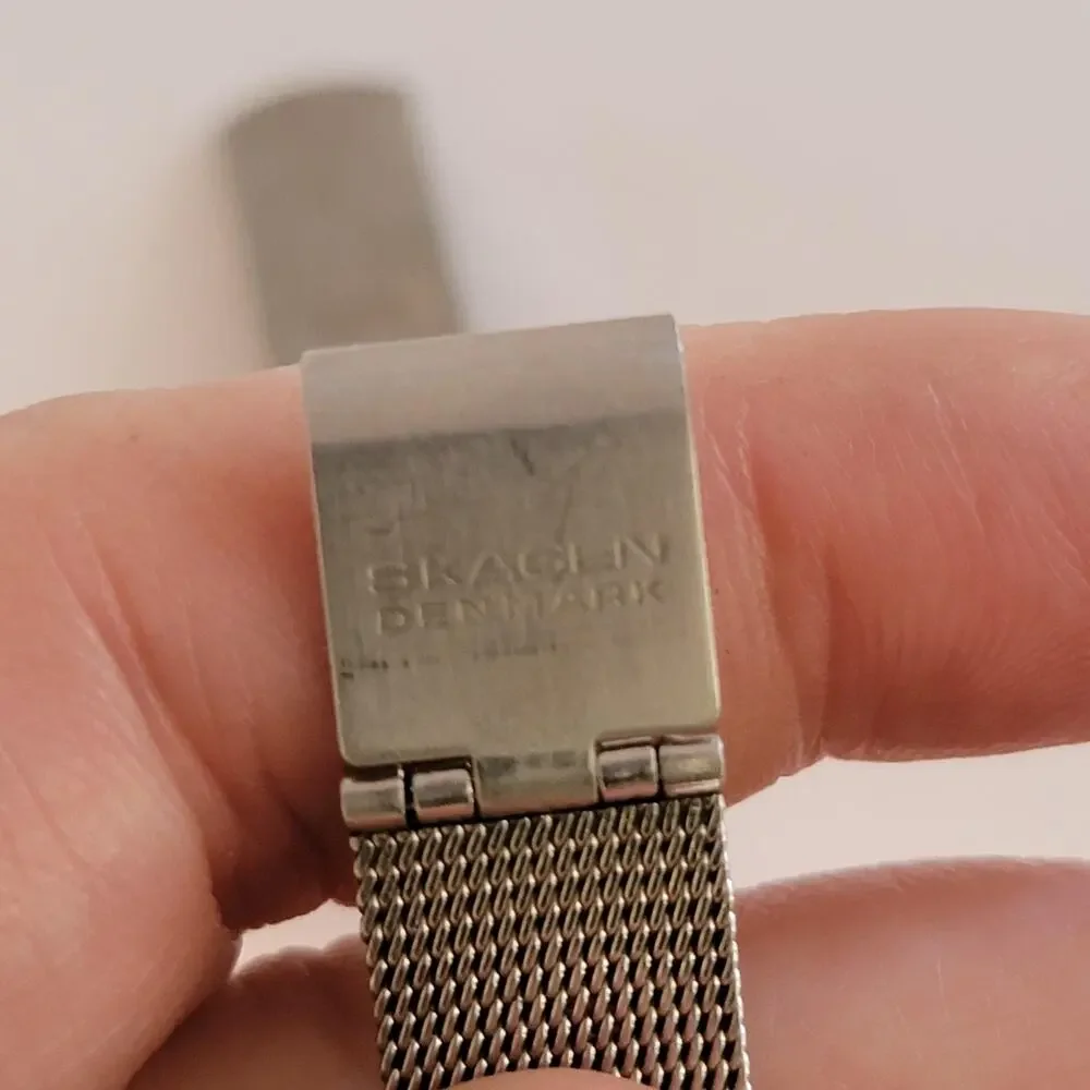 Skagen Womens Watch Silver Dial Gold Case Silver Mesh Bracelet Date 165GS